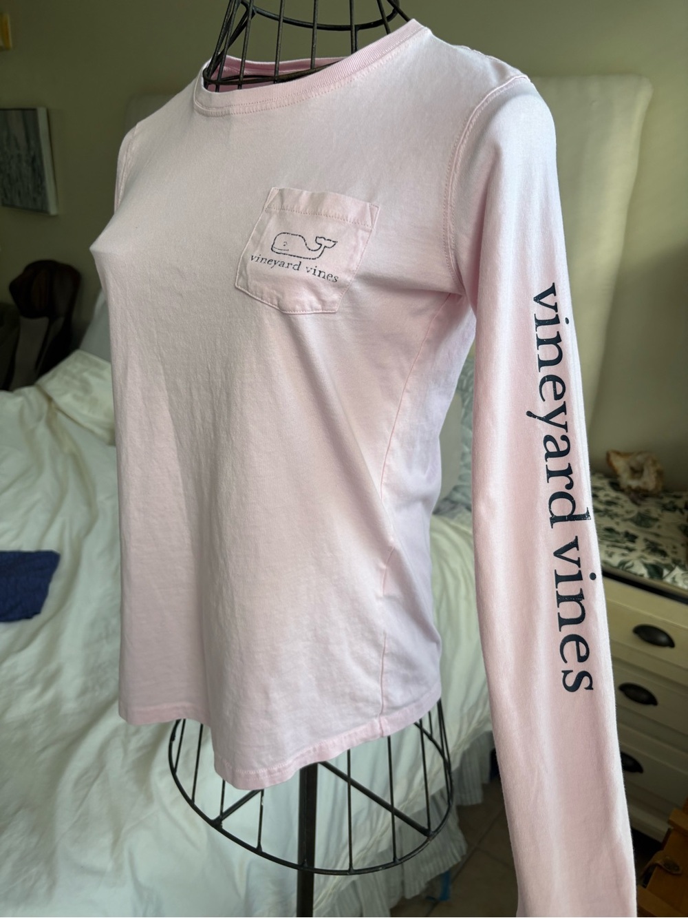 Vineyard Vines Women’s Long-Sleeve Pocket Tee — Pale Pink with Navy Logo